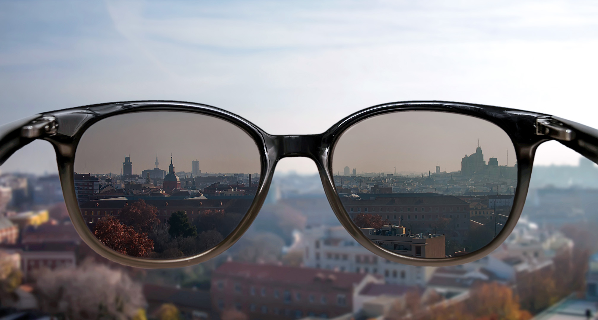 слънчеви очила на фона на градски пейзаж